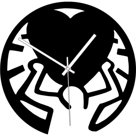 Dřevěné hodiny - láska na ramenou černé a barevné | SENTOP PR0420