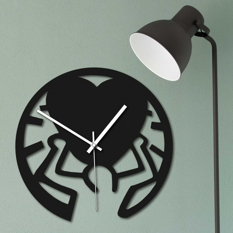 Dřevěné hodiny - láska na ramenou černé a...