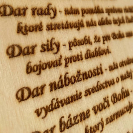 Dřevěný stolek - připomínka svátosti biřmování