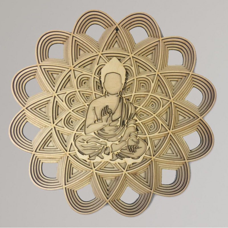 3D vyřezávaná dřevěná mandala s postavou Buddhy v meditační pozici.