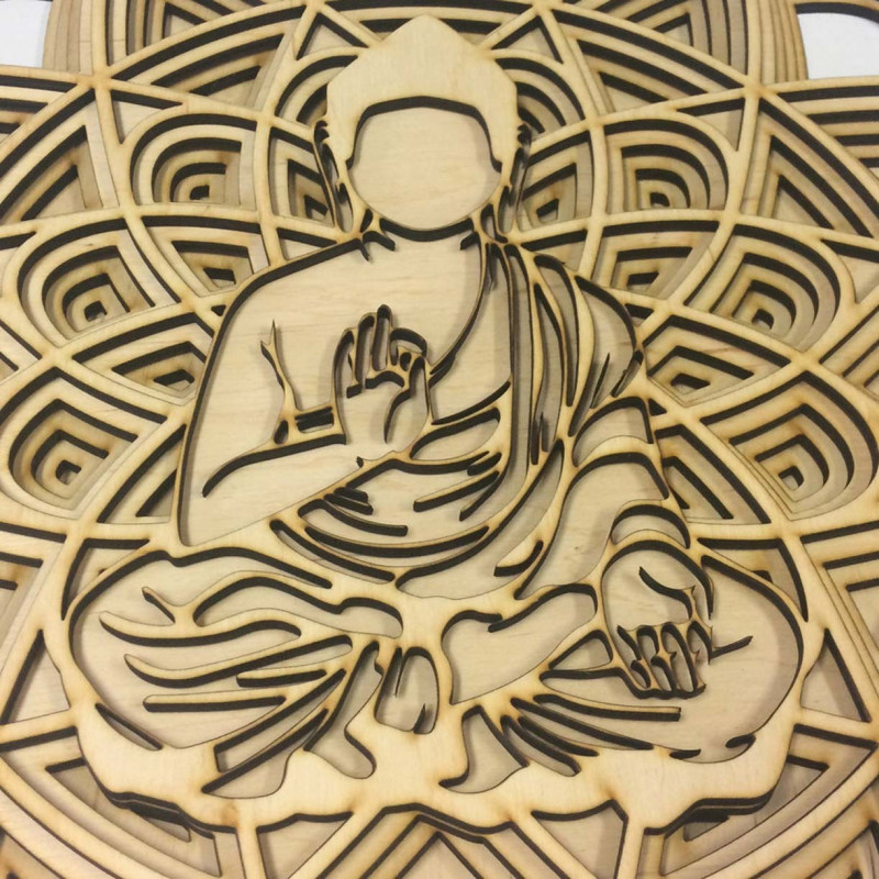 3D vyřezávaná dřevěná mandala s postavou Buddhy v meditační pozici.