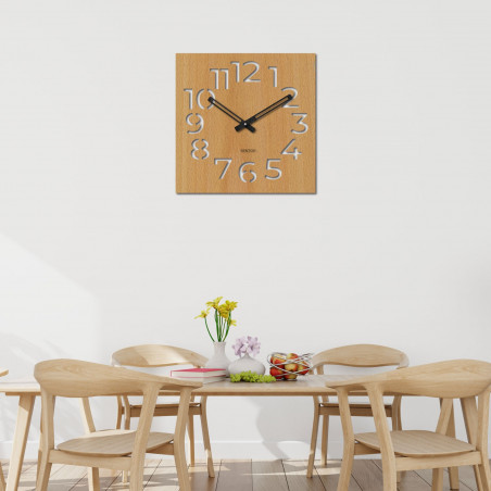 Moderní dřevěné hodiny na zeď s minimalistickým designem