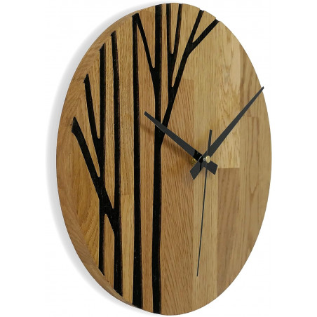 Kulaté elegantní hodiny z masivního dřeva s minimalistickým designem. Kulaté elegantní hodiny z masivního dřeva s minimalistickým designem.