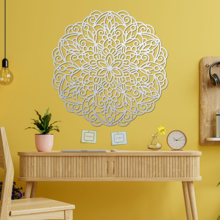 Elegantní dřevěná mandala na zeď v moderním boho stylu interiéru