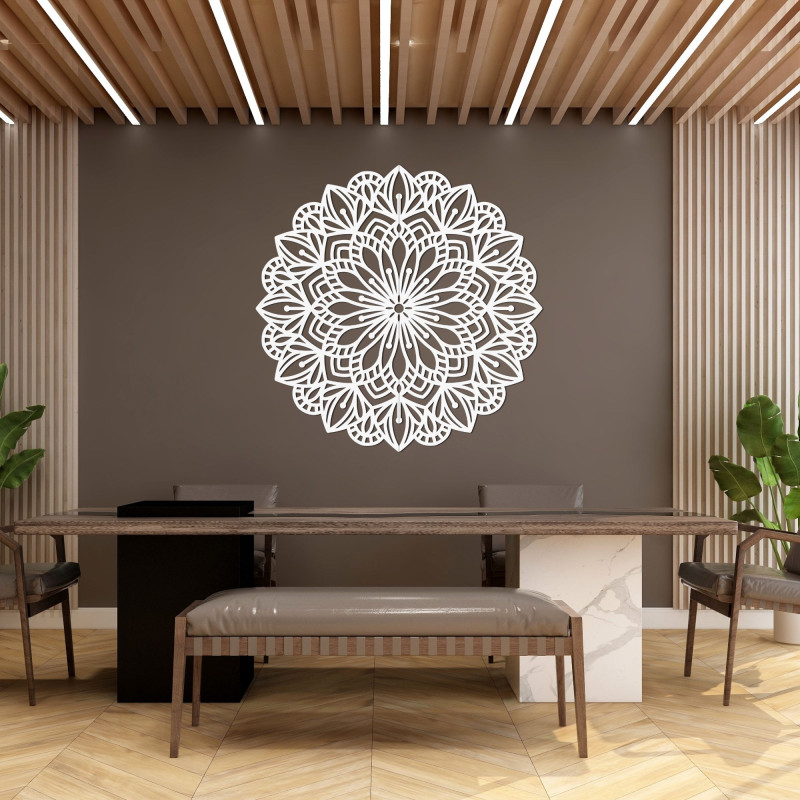 Dřevěná mandala na zeď s detailním ornamentálním vzorem