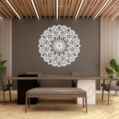 Dřevěná mandala na zeď s detailním ornamentálním vzorem