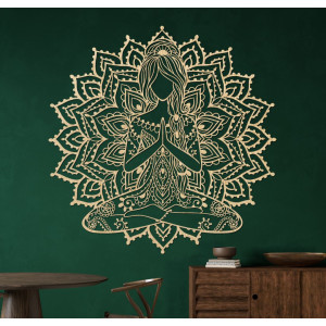 Dřevěná 3D mandala jóga žena na zeď – designová dekorace do obývacího pokoje pro moderní a harmonický interiér.