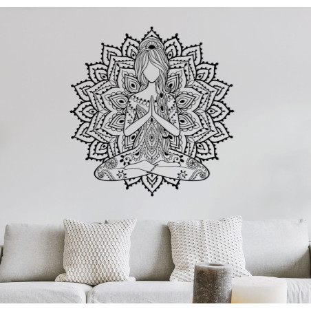 Dřevěná 3D mandala jóga žena na zeď – designová dekorace do obývacího pokoje pro moderní a harmonický interiér.