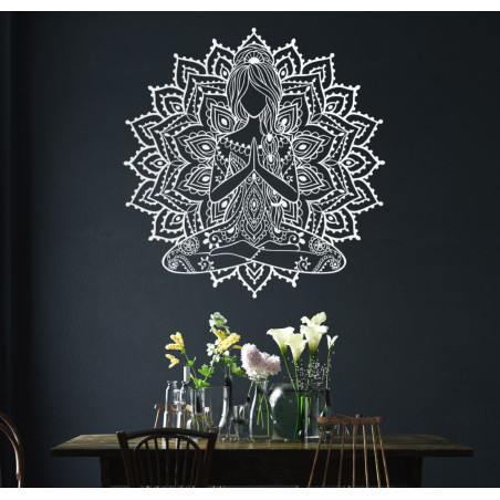 Dřevěná 3D mandala jóga žena na zeď – designová dekorace do obývacího pokoje pro moderní a harmonický interiér.