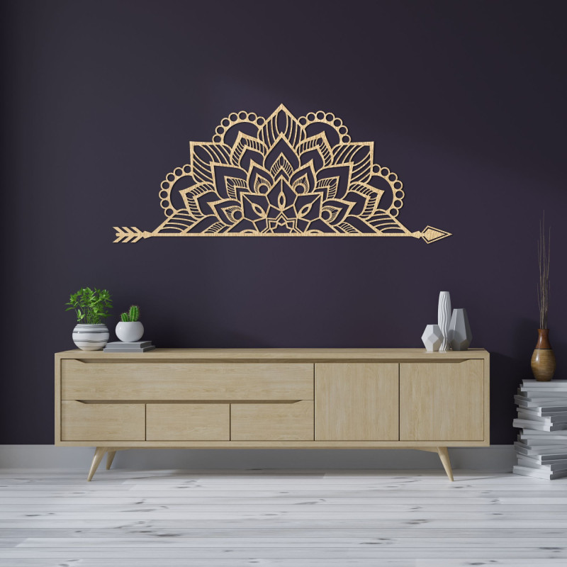 Dřevěná mandala na zeď s jemným ornamentálním vzorem jako elegantní dekorace do interiéru
