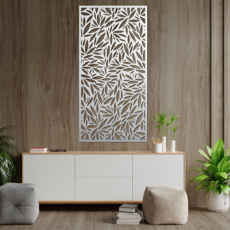 Přírodní dřevěná dekorace s harmonickým designem stromu a zakořeněním.
