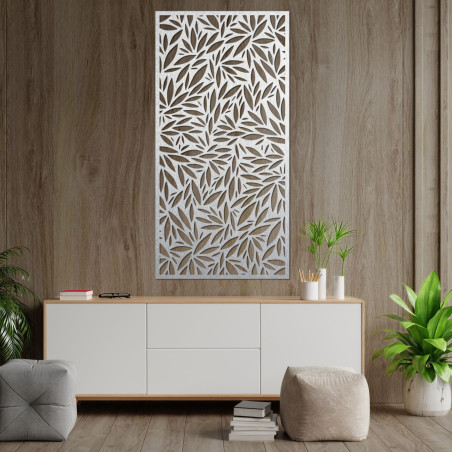 Elegantní strom s propracovanými detaily větví a kořenů jako symbol přírody.