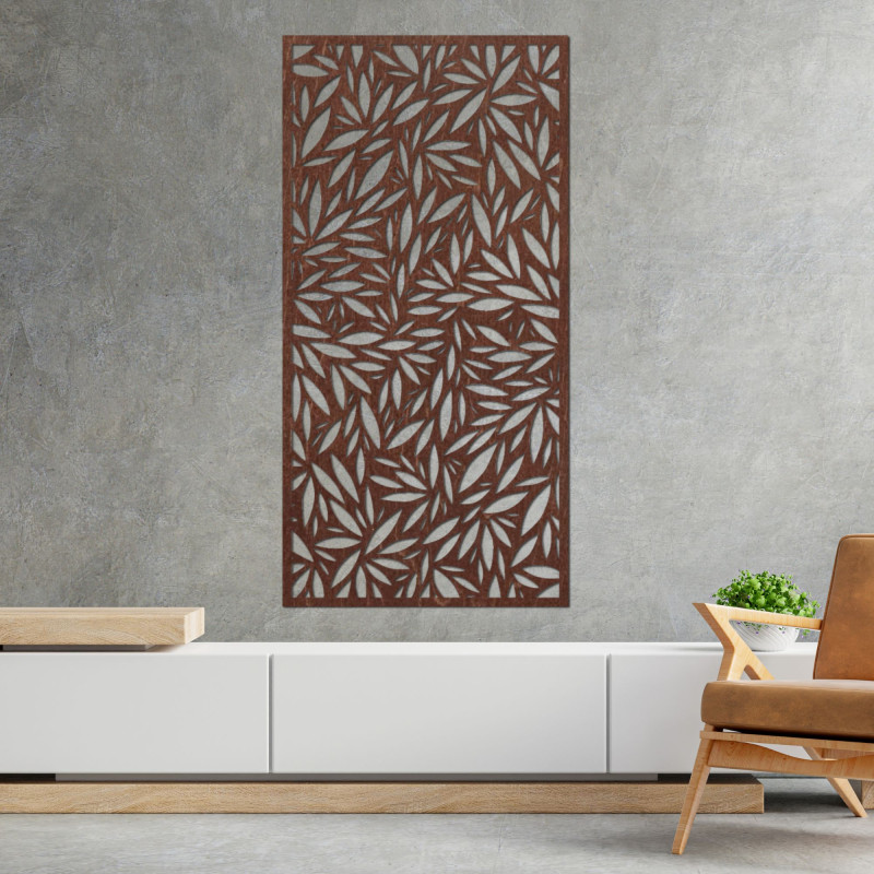 Přírodní dřevěná dekorace s harmonickým designem stromu a zakořeněním.