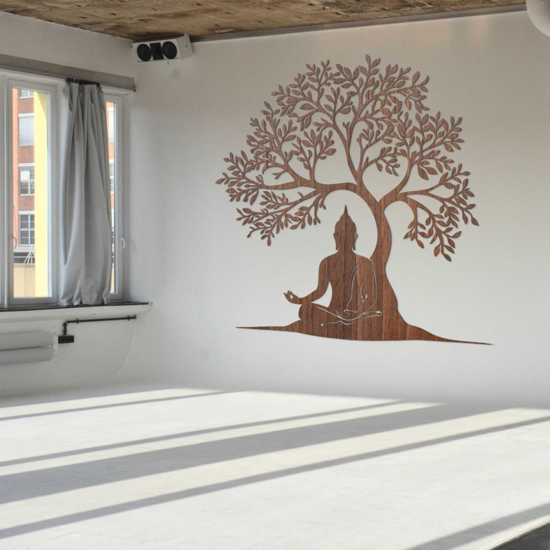 Dřevěný strom života s meditující postavou Buddhy pod stromem