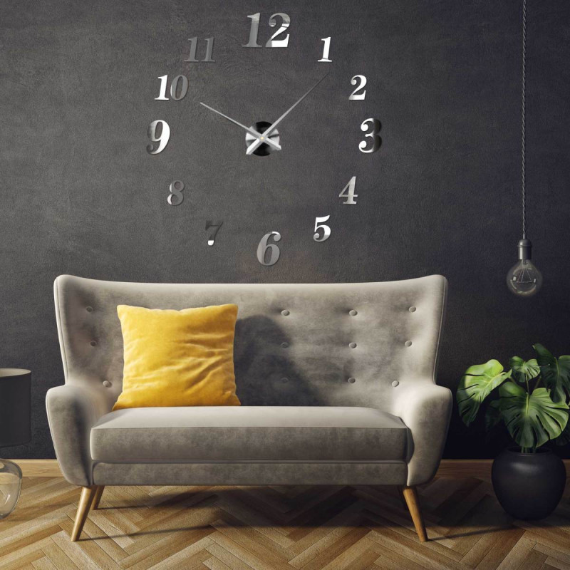 Hodiny z plexiskla instalované v kanceláři nad pracovním stolem