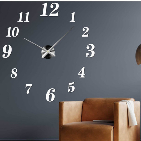 Moderní nástěnné hodiny z plexiskla zobrazující 3 hodiny odpoledne