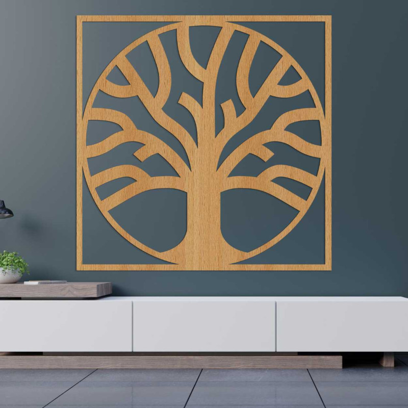 Přírodní dřevěná dekorace s harmonickým designem stromu a zakořeněním.