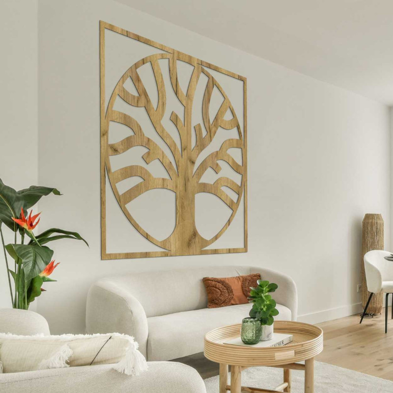 Přírodní dřevěná dekorace s harmonickým designem stromu a zakořeněním.