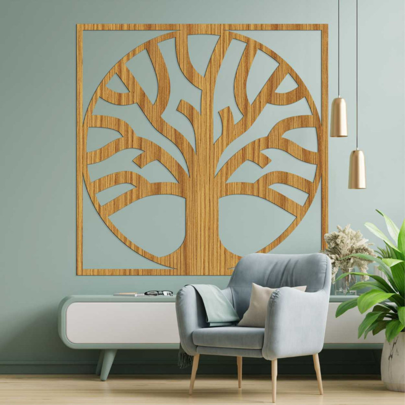 Přírodní dřevěná dekorace s harmonickým designem stromu a zakořeněním.