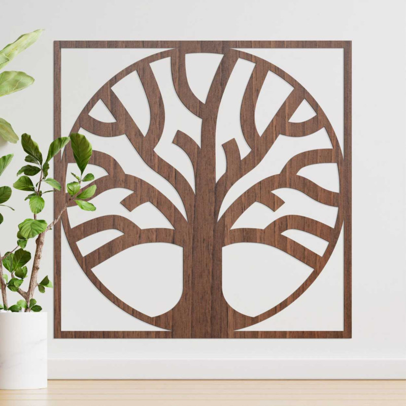 Přírodní dřevěná dekorace s harmonickým designem stromu a zakořeněním.