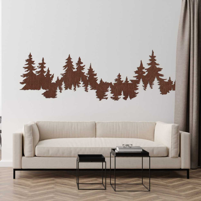 Detailní pohled na lesní siluetu ze dřeva připevněnou na bílé stěně.