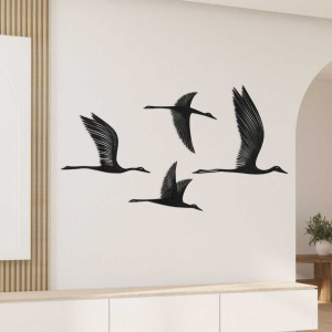 Minimalistický design ptáků ze dřeva připevněný na stěně interiéru