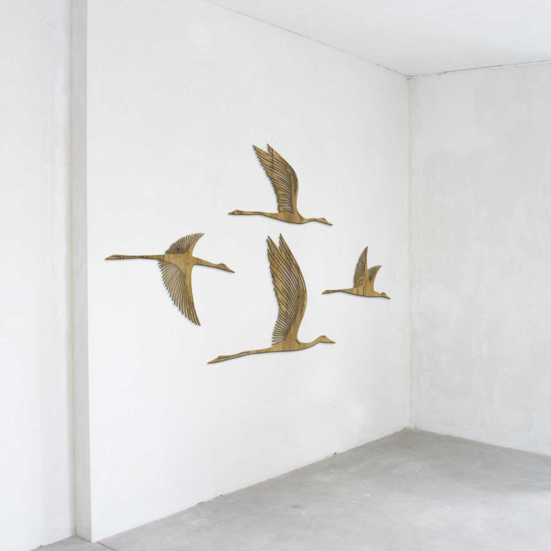 Dřevěný motiv čtyř ptáků letících ve směru doprava