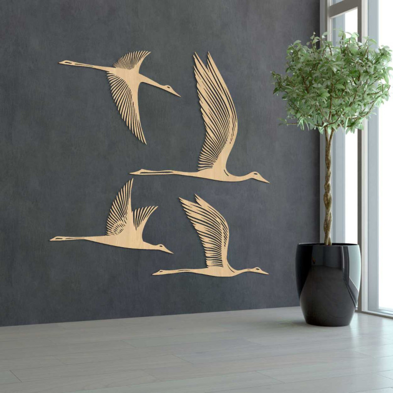 Minimalistický design ptáků ze dřeva připevněný na stěně interiéru