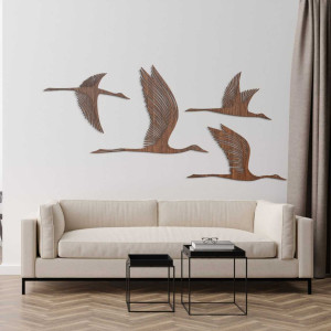 Minimalistický design ptáků ze dřeva připevněný na stěně interiéru 2