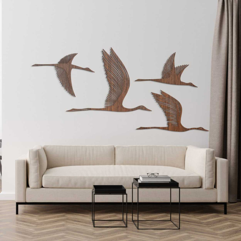 Minimalistický design ptáků ze dřeva připevněný na stěně interiéru