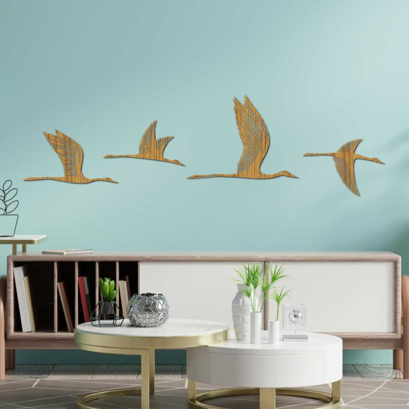 Minimalistický design ptáků ze dřeva připevněný na stěně interiéru