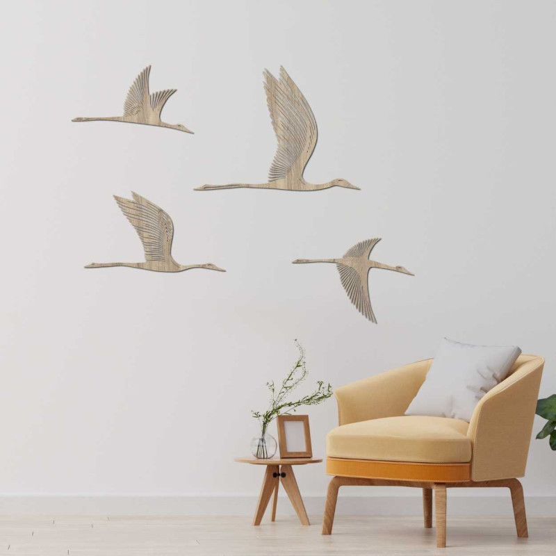 Minimalistický design ptáků ze dřeva připevněný na stěně interiéru