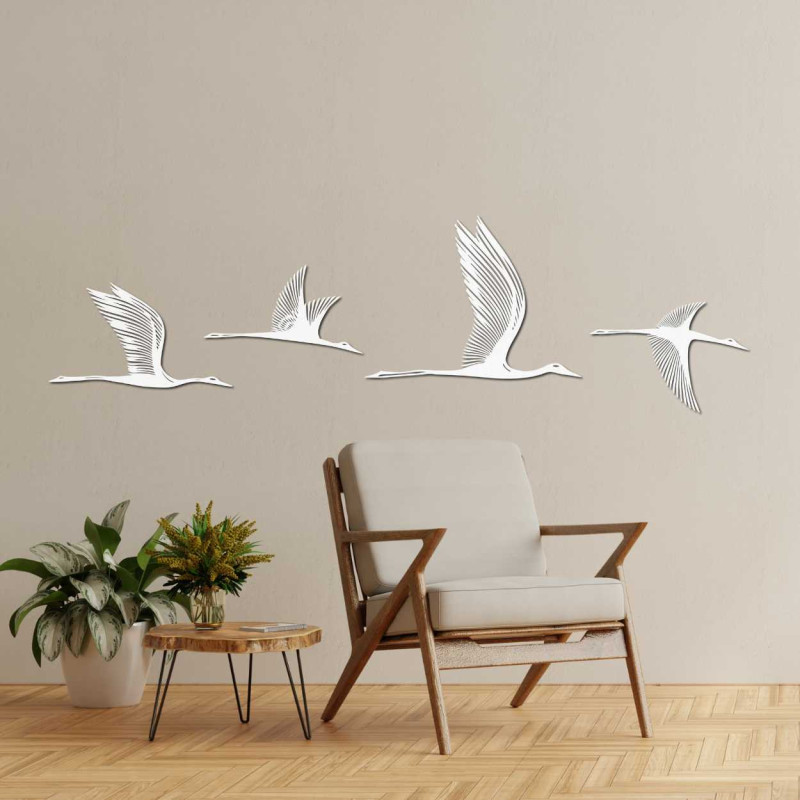Minimalistický design ptáků ze dřeva připevněný na stěně interiéru