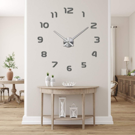 Hodiny s velkým průměrem a centrálním bodem pro uchycení ručiček.