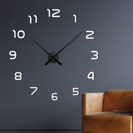 Nástěnné hodiny s centrálním mechanismem a dlouhými ručičkami.