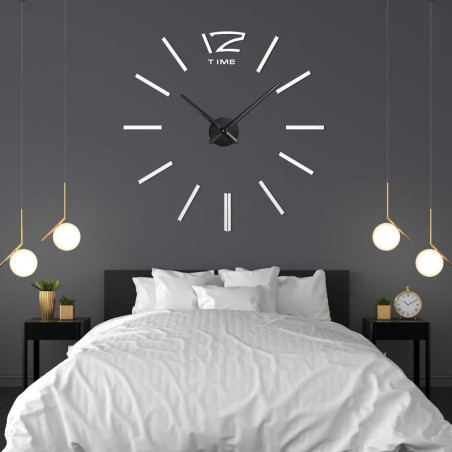 Designové hodiny s nápaditým rozložením a moderním označením hodin. Designové hodiny s nápaditým rozložením a moderním označením hodin.