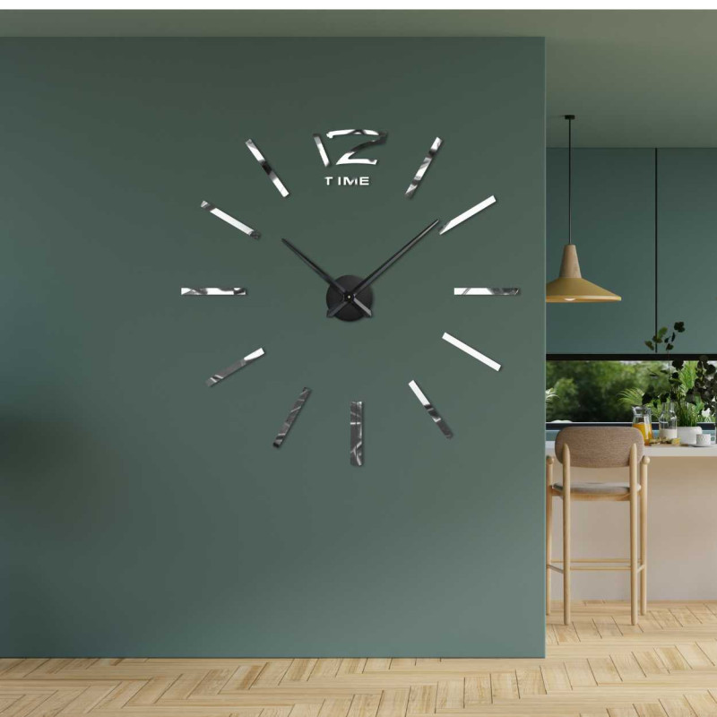 Minimalistické nástěnné hodiny s tenkými pruhy a decentním nápisem TIME.