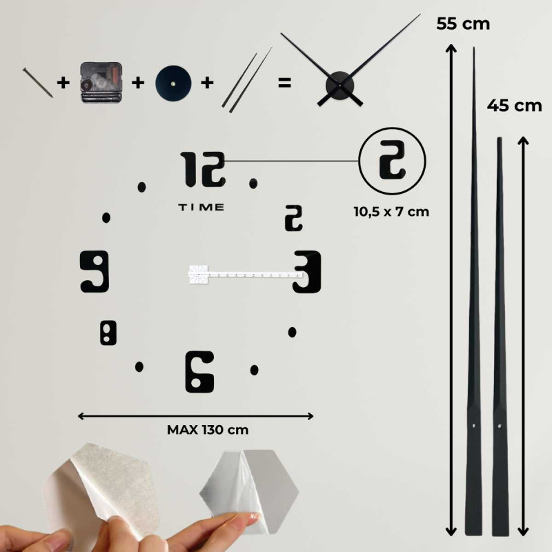 Stylové nástěnné hodiny se stříbrnými ručičkami a výraznými geometrickými číslicemi.