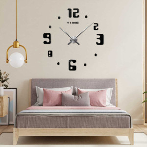 Nástěnné hodiny s nápisem TIME pod číslem dvanáct a moderním číselným stylem.
