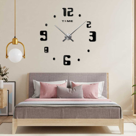 Nástěnné hodiny s nápisem TIME pod číslem dvanáct a moderním číselným stylem. Nástěnné hodiny s nápisem TIME pod číslem dvanáct a moderním číselným stylem.