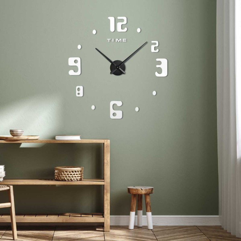 Nástěnné hodiny s nápisem TIME pod číslem dvanáct a moderním číselným stylem.