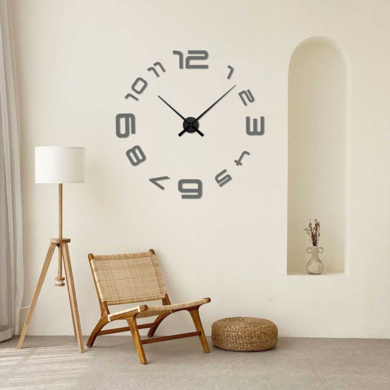 Nástěnné nalepovací hodiny s velkými čísly a minimalistickými ručičkami.