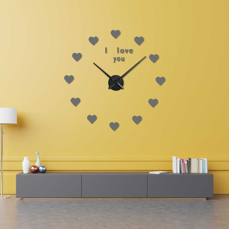 Romantické nástěnné hodiny se srdíčky namísto čísel a nápisem "I love you" v horní části ciferníku.