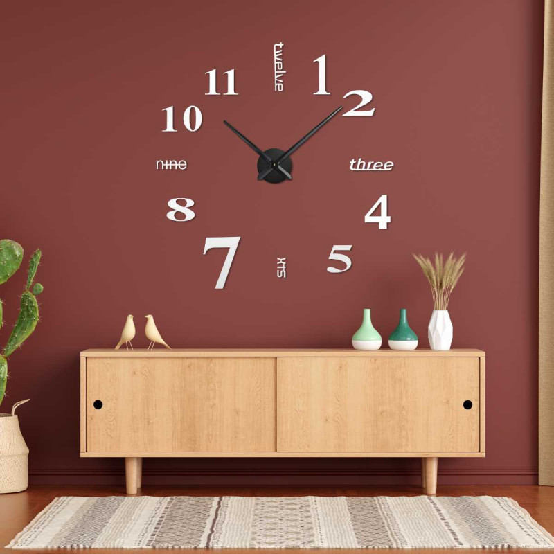 Designové nalepovací hodiny s čísly zobrazenými různými styly písma.