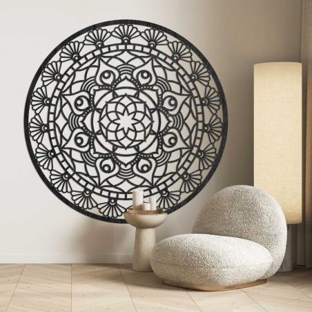 Nástěnná dekorace s detailními výřezy, které vytvářejí jemný a vzdušný ornament. Nástěnná dekorace s detailními výřezy, které vytvářejí jemný a vzdušný ornament.
