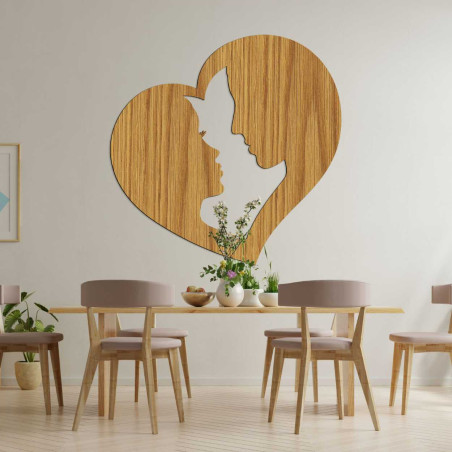 Precizně vyříznutá dekorace s motivem partnerské lásky a vzájemného pohledu.