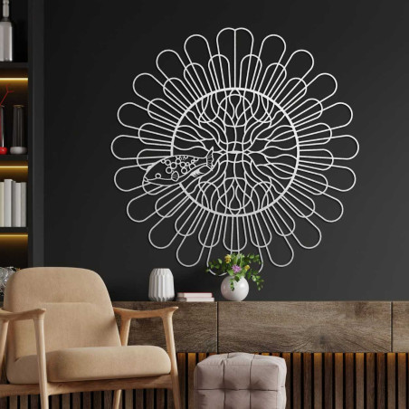 Designový dřevěný kruh s rytmickými oblouky a detailně zpracovanou rybou. Designový dřevěný kruh s rytmickými oblouky a detailně zpracovanou rybou.