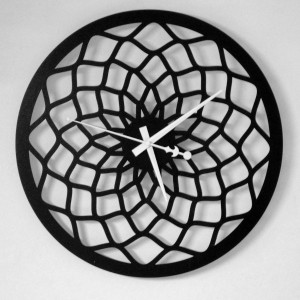 Černé nástěnné hodiny s geometrické