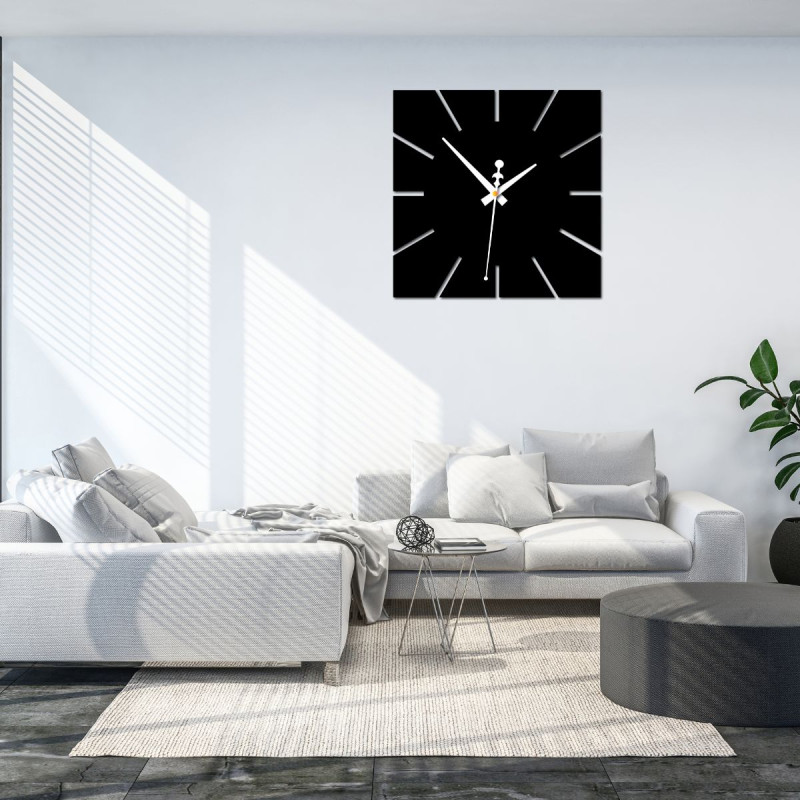 Čtvercové nástěnné hodiny s minimalistickým designem a kontrastními prvky