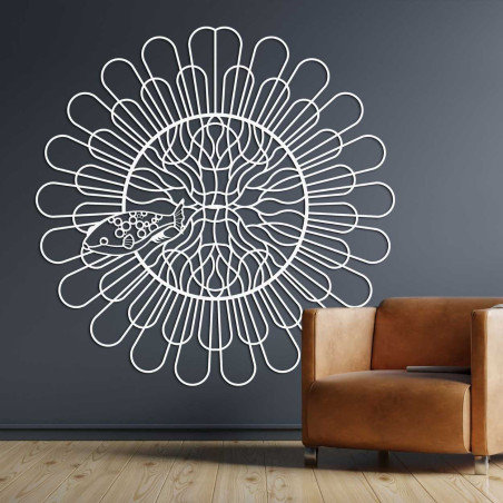 Stěna je zdobená velkým vzorem připomínajícím stylizovanou rostlinu nebo květ. Stěna je zdobená velkým vzorem připomínajícím stylizovanou rostlinu nebo květ.